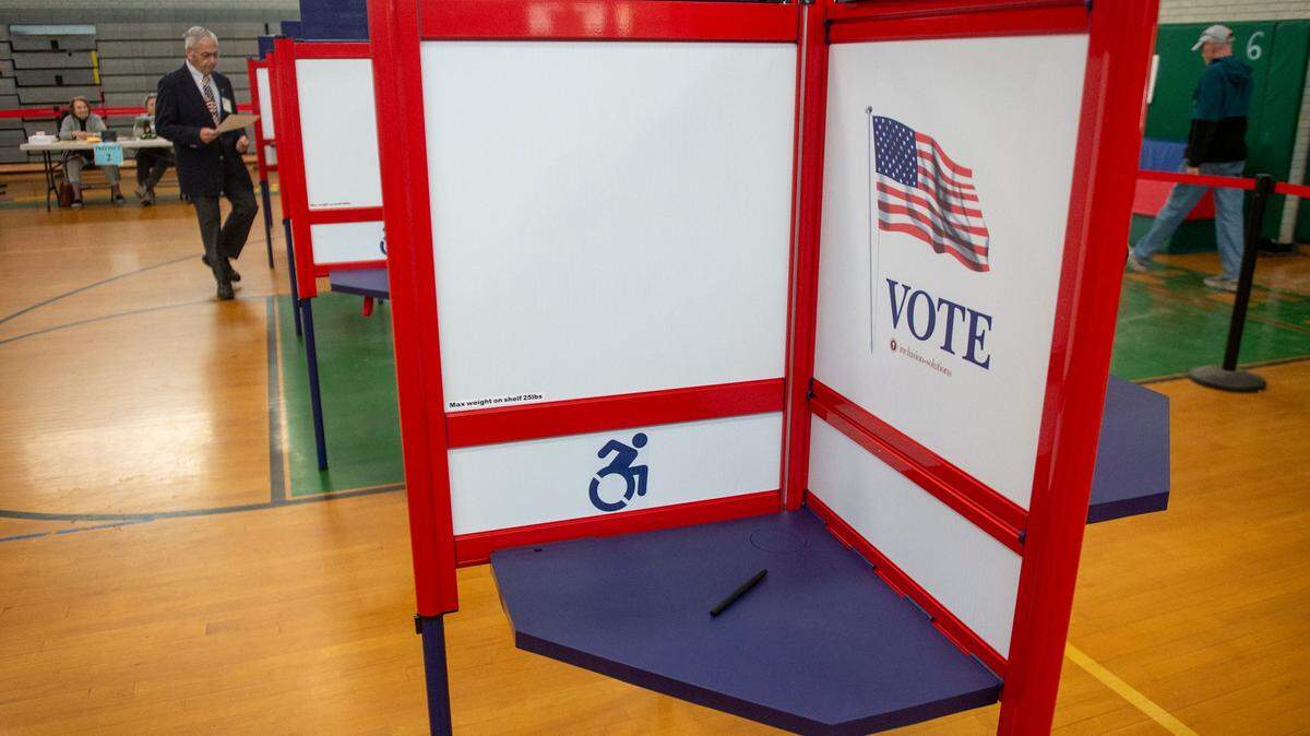Un centro de votación de la escuela secundaria Hopkinton el 19 de mayo de 2025.