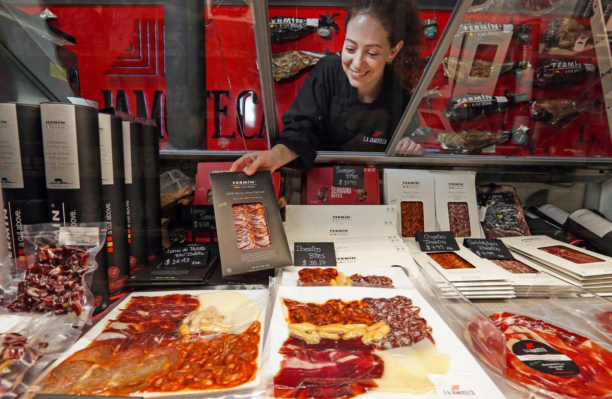 Jennifer Tamarit muestra los productos mediterráneos gourmet que pueden comprarse en La Jamoteca, que tiene una segunda sucursal en Miracle Mile, en Coral Gables.