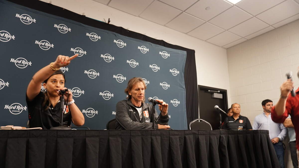 El entrenador de Perú Ricardo Gareca durante la conferencia de prensa el 10 de octubre de 2018 en el Hard Rock Stadium de Miami Garden, Florida. A su izquierda Romina Antoniozzi, jefa de prensa de la selección sudamericana.