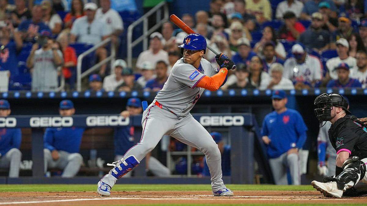 En su primera temporada con los Mets, al que llegó con un contrato récord de $765 millones, Juan Soto estableció una marca personal en jonrones (43). Además, lideró las Grandes Ligas en base por bolas (127) y el Viejo Circuito en bases robadas (38), 