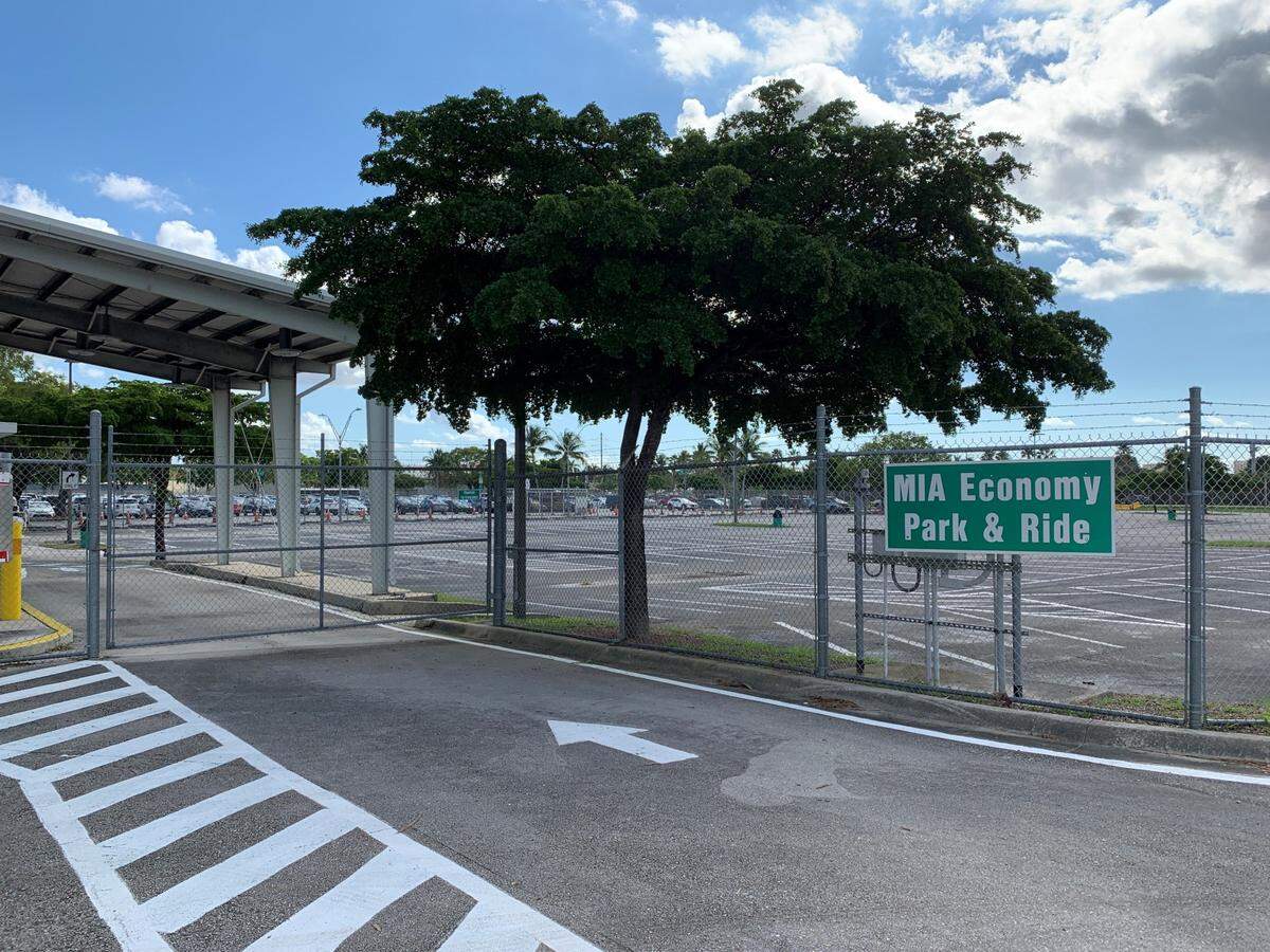 El estacionamiento económico Park-and-Ride del MIA abrirá justo a tiempo para la temporada de Acción de Gracias.