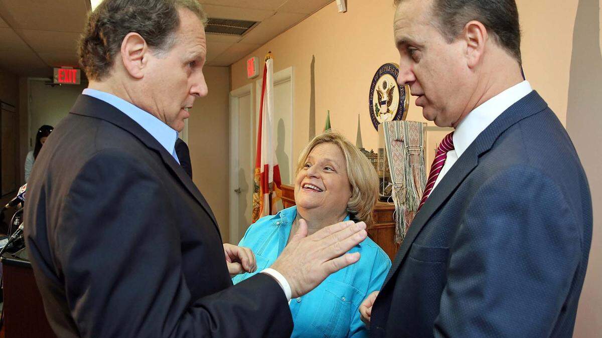 EN EL 2006, la congresista Ileana Ros-Lehtinen, en el centro, habla con el ex congresista Lincoln Díaz-Balart, a la izquierda, y su hermano, el congresista Mario Díaz-Balart, antes de una conferencia de prensa después de la muerte del dictador cubano Fidel Castro.