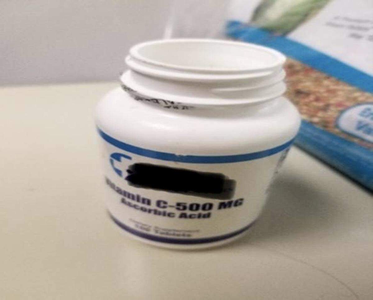Recipiente de Vitamina C en el que fueron trasladados los dos tomeguines desde Cuba.