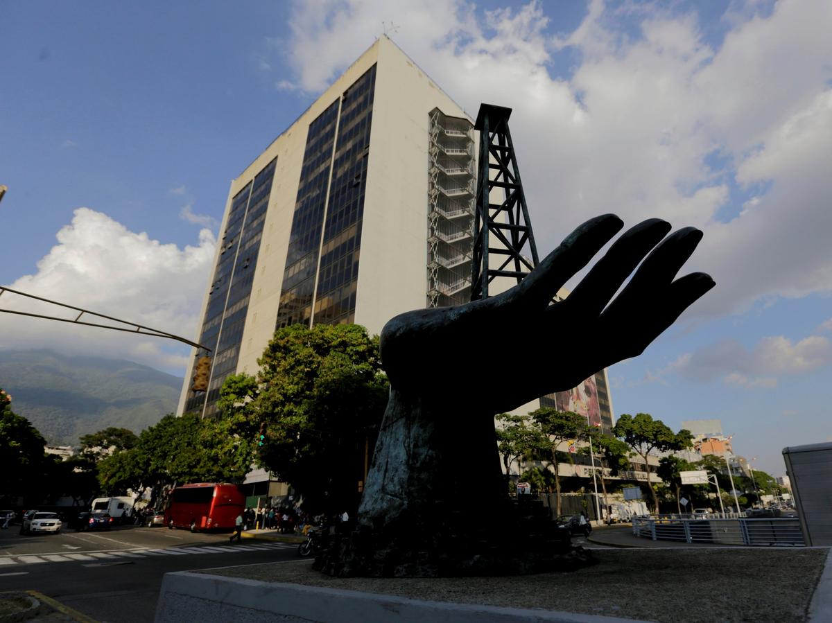 Escultura frente a la sede de Petróleos de Venezuela (PDVSA) en Caracas.
