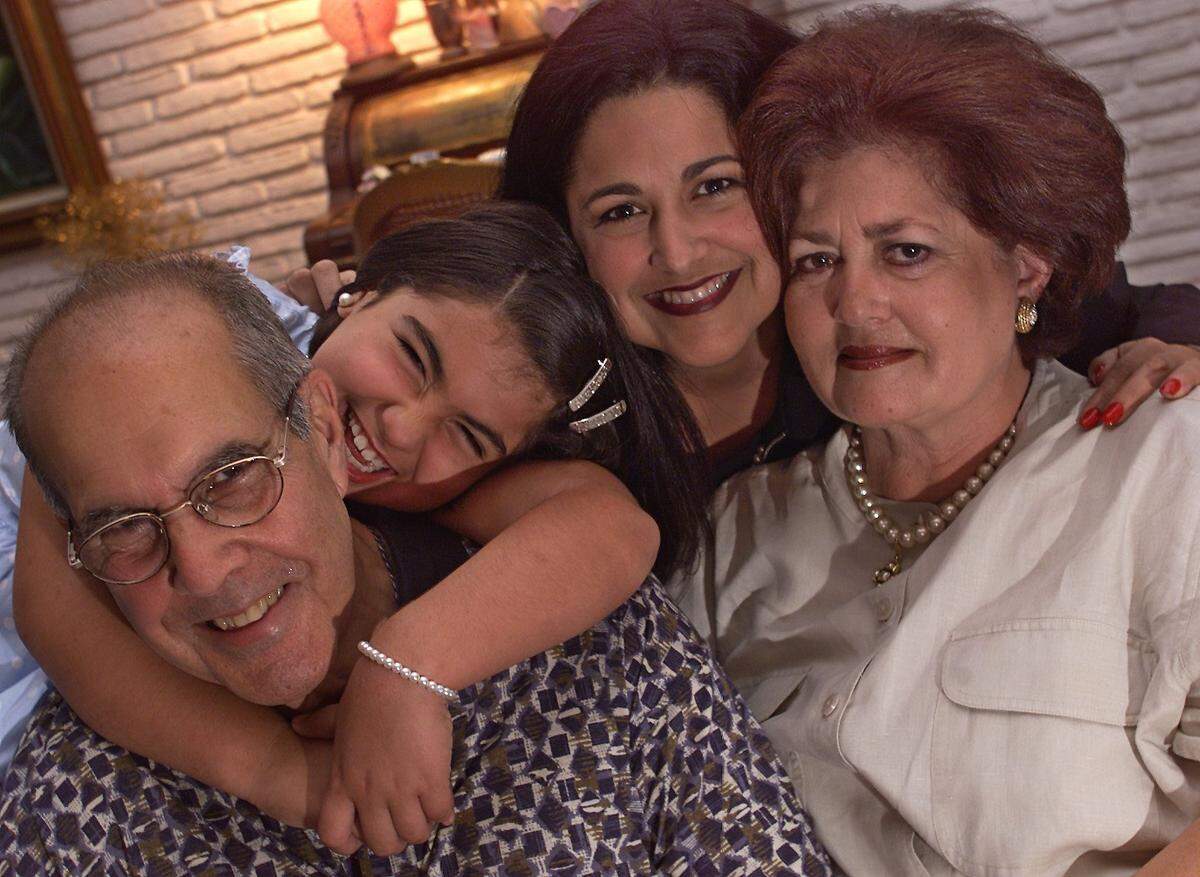 El abogado Osvaldo Soto con su nieta, Bertila Fernández, su hija Bertila A. Soto y su esposa Bertila.