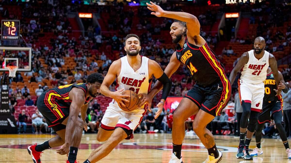 El jugador del Heat Max Strus (31) entra al aro en el partido ante los Hawks de Atlanta, celebrado el 4 de octubre de 2022 en Miami.