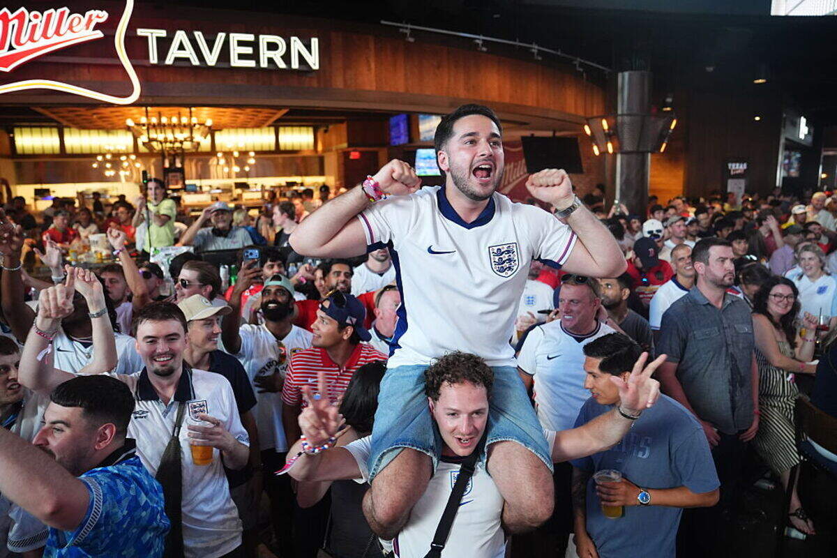Hinchas de Inglaterra celebran un gol de su selección en el partido ante Croacia en un bar de Arlington, Texas, el 17 de junio de 2026.