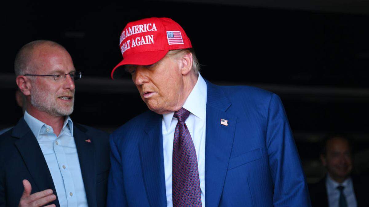 El mandatario de Estados Unidos, Donald Trump, conversa con el presidente de la Comisión Federal de Comunicaciones,  Brendan Carr, el 19 de noviembre de 2024 en Brownsville, Texas. 