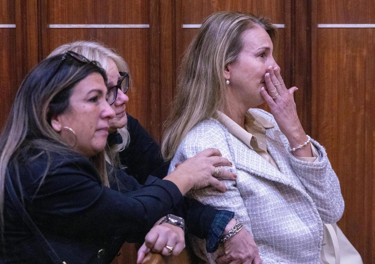Aimee Artiles, la esposa del ex infante de marina y legislador estatal de Florida condenado por crear un plan que involucraba a un candidato fantasma que obtuvo suficientes votos para inclinar por poco una elección a favor del candidato republicano, reacciona después de que Frank Artiles fuera sentenciado El juez del Tribunal de Circuito de Miami-Dade Miguel M. De la O lo condenó a 60 días de cárcel, suspensión de sentencia y cinco años de libertad condicional el lunes 18 de noviembre de 2024 en Miami, Florida.