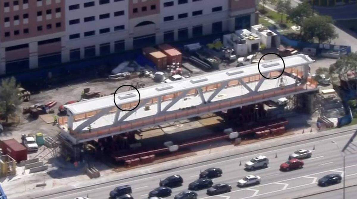 Trabajadores encima del puente, donde colocaron tensionadores hidráulicos a los pernos. A los pernos se llegaba a través de estructuras encima de la unión de cada elemento y el techo del puente.