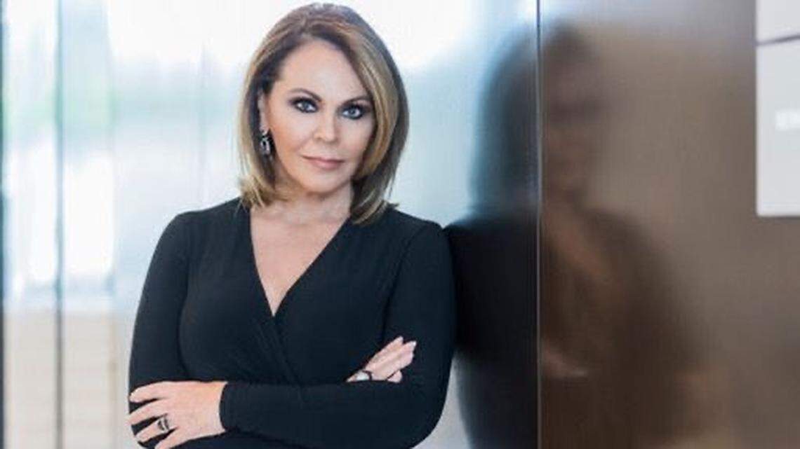 María Elena Salinas regresa al periodismo en español con el podcast ‘Cinco preguntas” con María Elena Salinas, que se puede ver en YouTube y en plataformas de audio como Apple Podcast, Spotify y Stitcher.