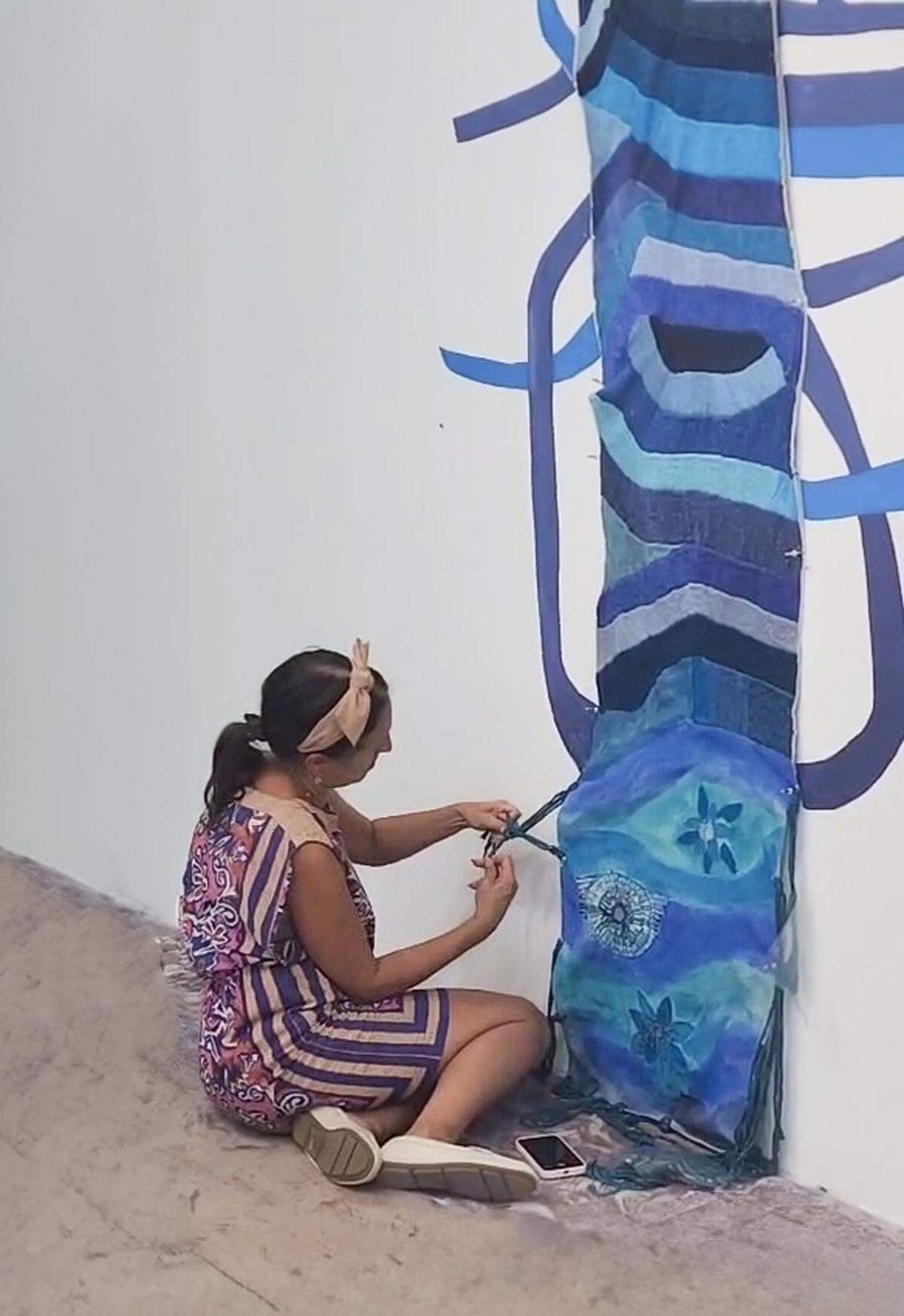 “Me mudé a Miami hace diez años por la vibrante mezcla cultural, la escena del arte textil y la oportunidad de echar raíces. Hay un ritmo acelerado, pero si estás enfocado, la ciudad te lo devuelve,” dice la artista Laura Marsh (en la foto).