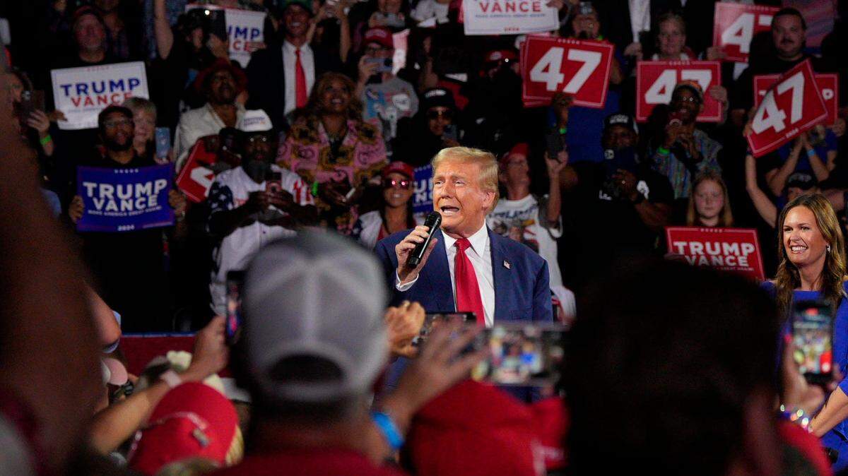 El expresidente Donald Trump habla en un acto de campaña en Flint, Michigan, el 17 de septiembre de 2024.