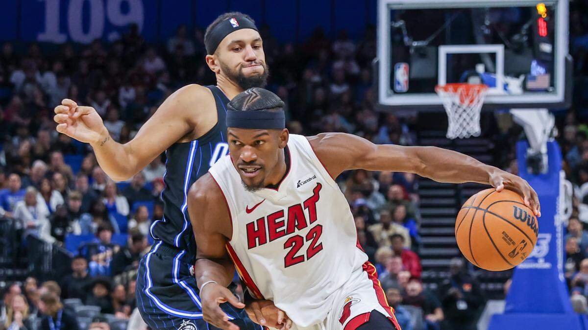 El jugador del Heat de Miami Jimmy Butler conduce el balón ante la marca de Jalen Suggs, del Magic, en el partido celebrado el 21 de enero de 2024 en Orlando.