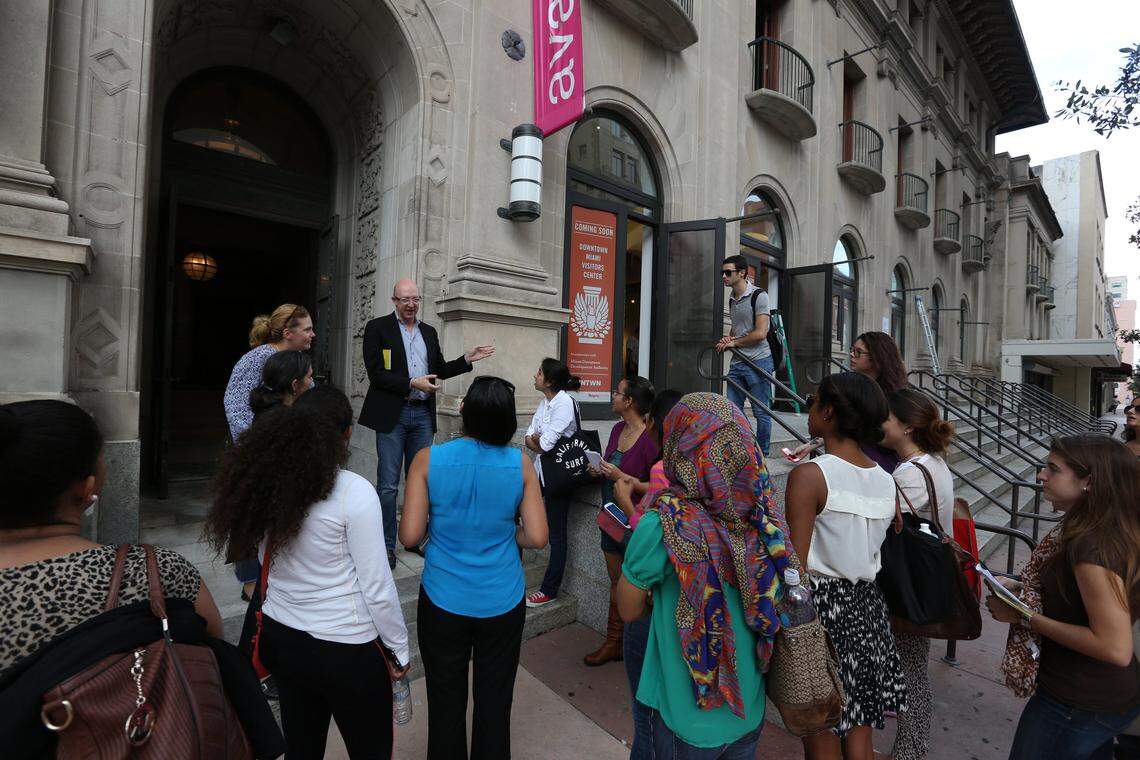 El capítulo miamense del Instituto de Arquitectos de Estados Unidos, que tenía su sede en un edificio histórico renovado en el downtown de Miami, realizaba recorridos a pie para mostrar la arquitectura de la ciudad.