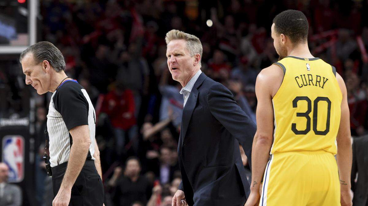 El entrenador de los Warriors de Golden State, Steve Kerr (centro), fue multado con $25,000 por la NBA por usar un lenguake soez y confrontar al árbitro Ken Mauer (izq.)
