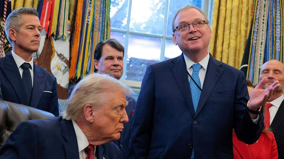 WASHINGTON, DC - DECEMBER 03: U.S. Director of the National Economic Council Kevin Hassett (R) speaks as U.S. President Donald Trump makes an announcement on changes to the country's fuel economy standards in the Oval Office at the White House on December 03, 2025 in Washington, DC. Joined by executives from major automobile makers, Trump announced weaker fuel efficiency standards as part of his agenda to lower the price of gasoline-powered cars and dismantle former President Joe Biden's policies that promoted electric vehicles. (Photo by Chip Somodevilla/Getty Images)
