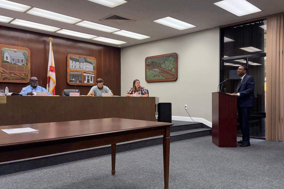 Camron Browning espera terminar una residencia médica de tres años en junio. Presentó su solicitud para ejercer en su ciudad natal, Havana, Florida, y se entrevistó con el Ayuntamiento en diciembre. La ciudad ofrece espacio de oficina gratuito y otros beneficios para contratar a un médico.