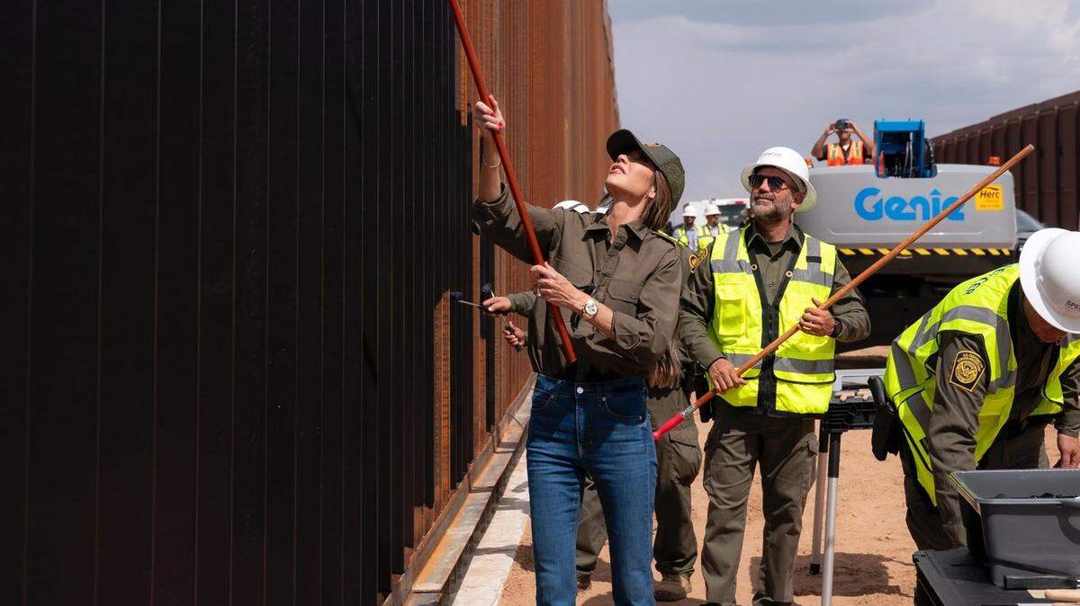 Kristi Noem, la secretaria de Seguridad Nacional, posa para una foto en donde aparece pintando de negro parte del muro fronterizo en Santa Teresa, Nuevo México, en una foto compartida en X el miércoles 20 de agosto de 2025.