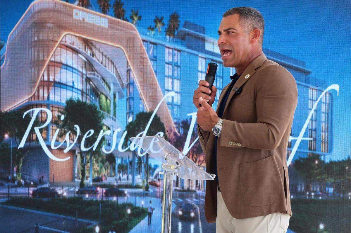 El alcalde de Miami, Francis Suárez, habla sobre el apoyo de la ciudad al proyecto el jueves 4 de diciembre de 2025.