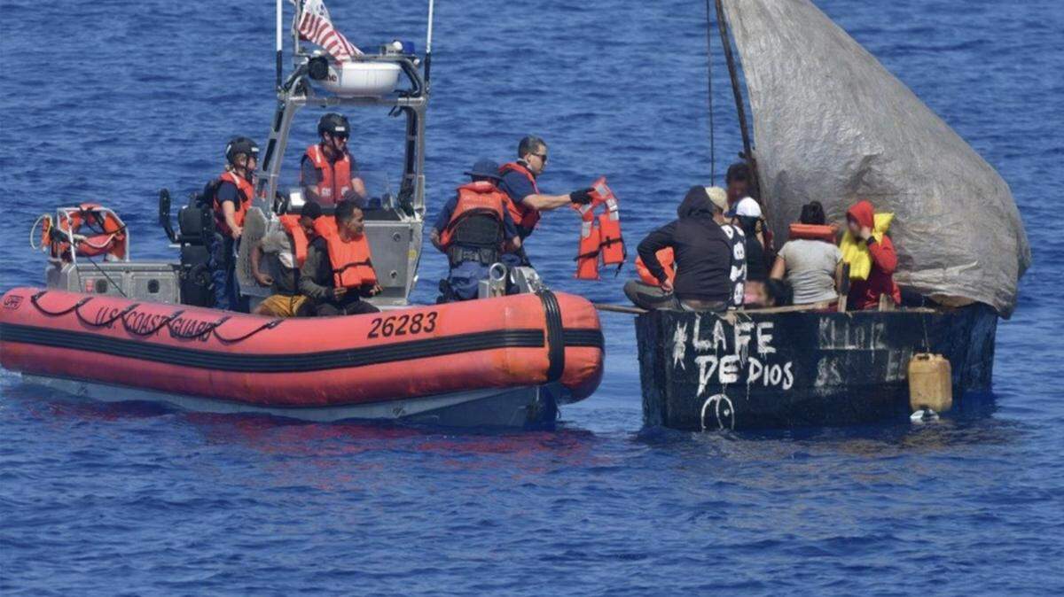 Los guardacostas de Estados Unidos repatriaron a 64 personas a Cuba el domingo 2 de abril de 2023 que fueron interceptadas en la costa de la Florida.