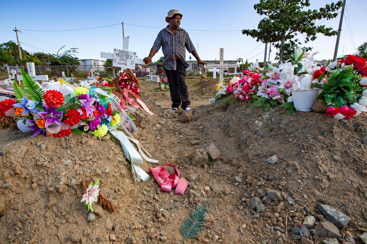 Radamés Cabral Trinidad, de 65 años, visita el 22 de agosto del 2018 un cementerio en Vieques, Puerto Rico. Muchos de los habitantes de la isla que han fallecido desde el paso del huracán María hace casi un año están enterrados aquí, y varios eran pacientes de diálisis.