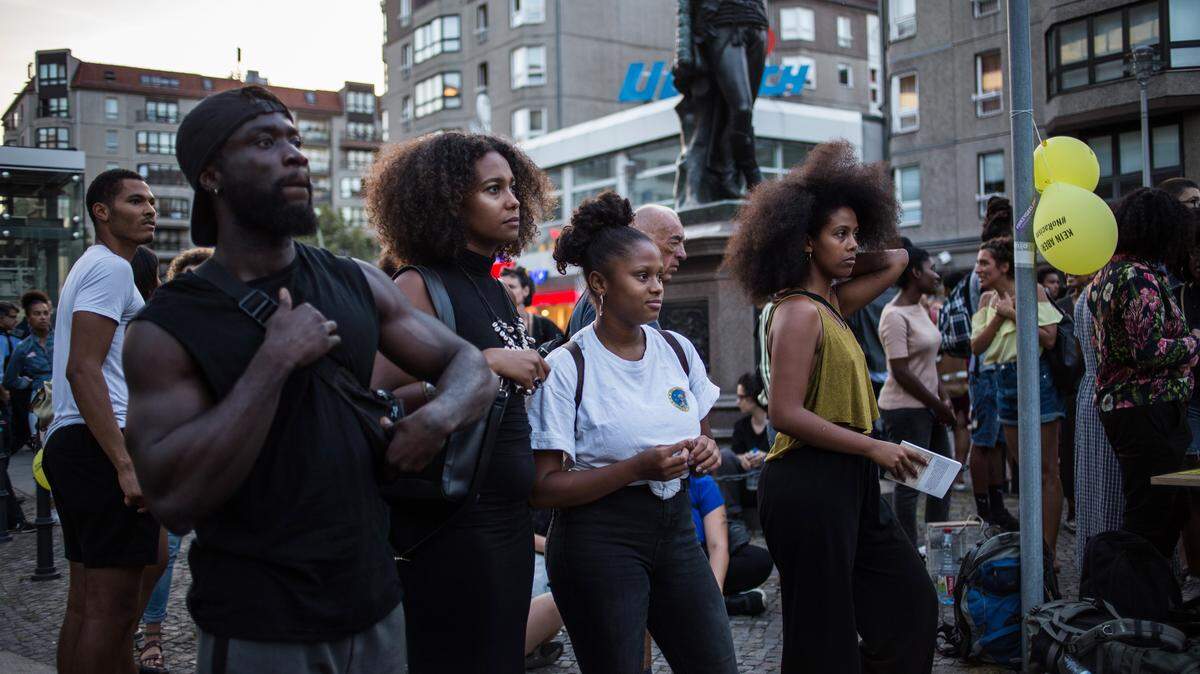 Un grupo se reúne para celebrar un festival que busca concientizar sobre el violento legado colonial en África.