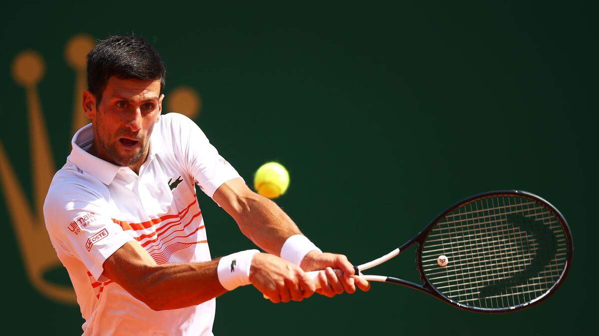 Novak Djokovic devuelve una pelota en el partido contra el ruso Daniil Medvedev, en los cuartos de final del torneo de Montecarlo, el 19 de abril de 2019.