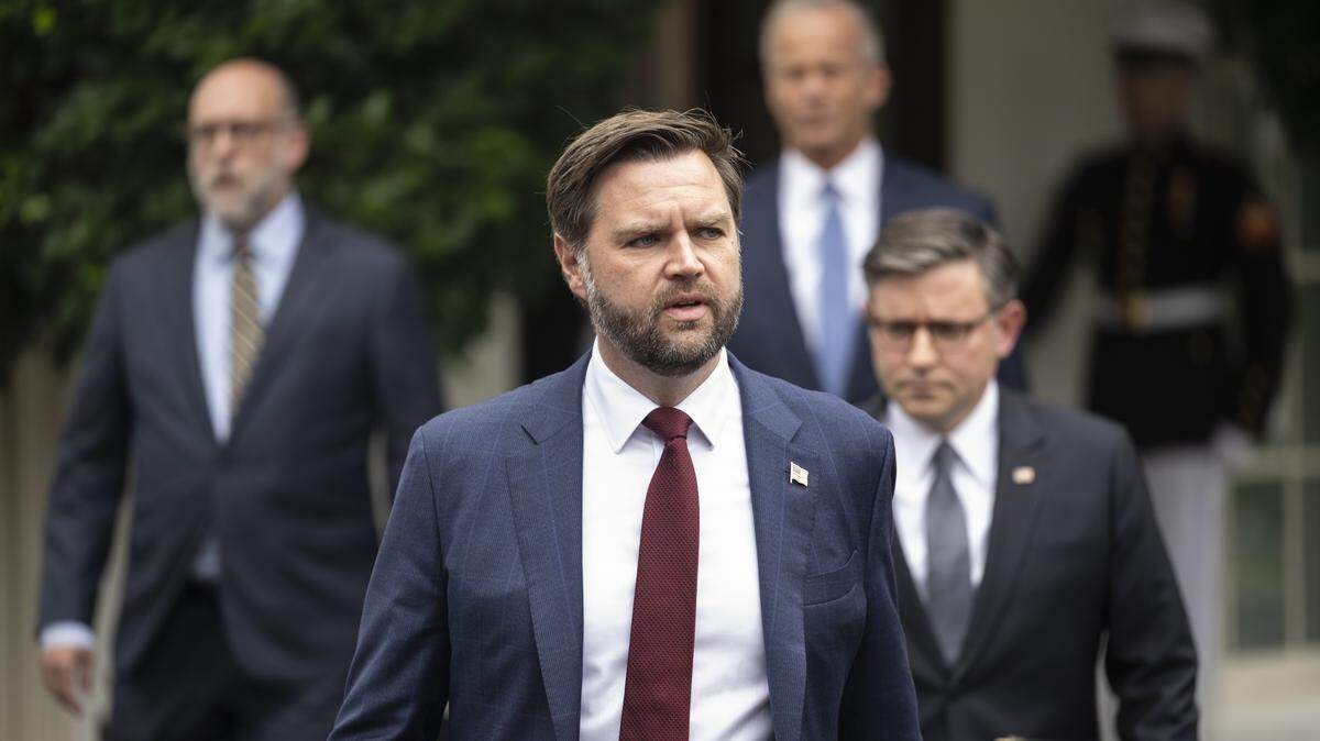 Líderes republicanos vicepresidente JD Vance; presidente del Congreso, Mike Johnson; líder de la mayoría del Senado, John Thune; y el director de la Oficina de Administración y Presupuesto (OMB, por sus siglas en inglés), salen de la Casa Blanca el lunes 29 de septiembre de 2025.
Credit: Mattie Neretin / CNP/Sipa USA