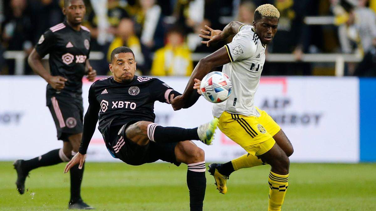 El capitán de Inter MiamiGregore (centro) pelea por el balón con Gyasi Zardes, autor de dos goles del Columbus Crew, el sábado 16 de octubre de 2021 en Columbus, Ohio.