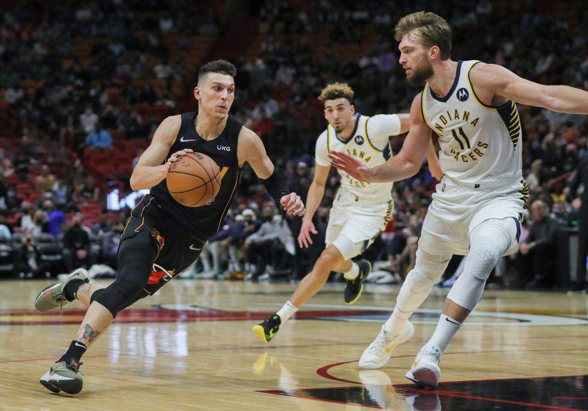 El escolta del Heat Tyler Herro (14) entra al aro ante la marca de Domantas Sabonis (11), de los Pacers de Indiana, en el partido celebrado el 21 de diciembre de 2021 en el FTX Arena en Miami.