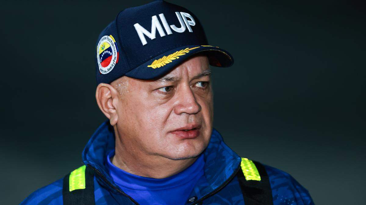 Diosdado Cabello, ministro del Interior de Venezuela, se encuentra en el Aeropuerto Internacional Simón Bolívar durante la llegada de venezolanos deportados desde Estados Unidos el 28 de marzo de 2025, Venezuela, Maiquetía.