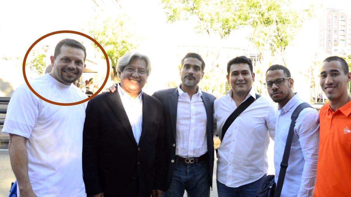 De izquierda a derecha, José Vázquez, el presunto espía, junto a William Cárdenas, presidente de PDVM, Juan Gutiérrez, el abogado de Leopoldo López, Henrry Sosa, presidente de EVE España, Jesús Torres, Integrante de EVE, Manuel Rodríguez, activista de Voluntad Popular, e Isadora Zubillaga, coordinadora Internacional de VP, durante una concentración frente a la Emabajada de Venezuela en Madrid, el 19 de septiembre del 2015.