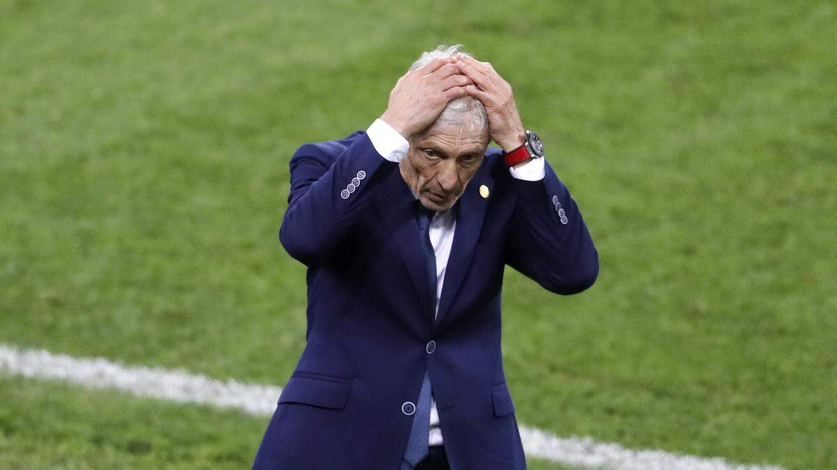 El coach de Colombia José Pékerman reacciona en los últimos minutos del partido ante Inglaterra, en los octavos de final del Mundial de Rusia, celebrado el 3 de julio de 2018 en Moscú.