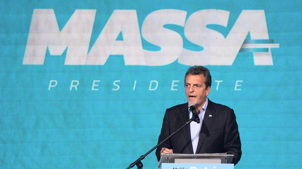 Sergio Massa, ministro de economía y candidato presidencial oficialista, da un discurso el domingo 22 de octubre de 2023 en Buenos Aries. Massa ganó sorpresivamente la primera vuelta de la elección presidencial argentina.