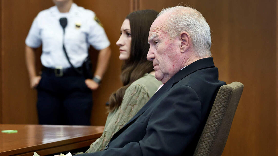 Lindsay Clancy regresa al tribunal tras anularse su juicio por asesinatos