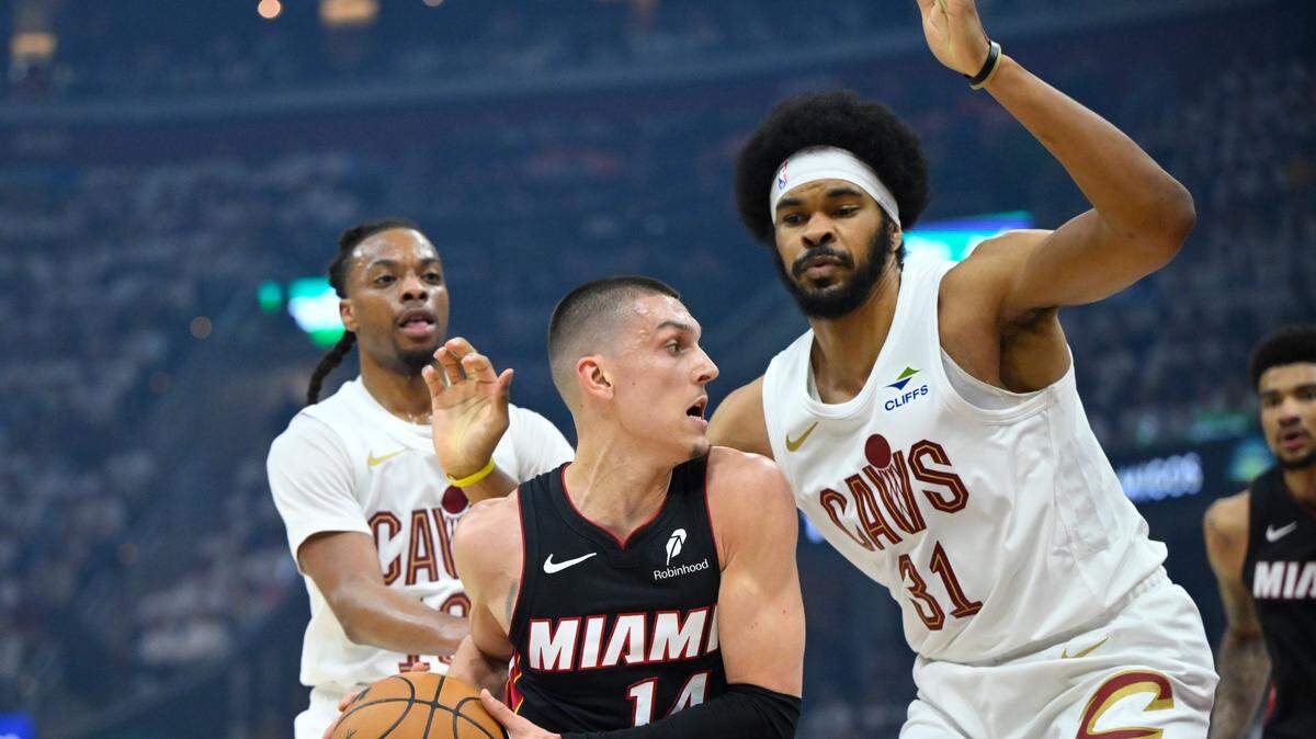 El jugador del Heat de Miami Tyler Herro (izq.) trata de pasar la marca de Jarrett Allen (31), de los Cavaliers, en el primer cuarto del segundo partido del playoff de la NBA celebrado el 23 de abril de 2025 en Cleveland.