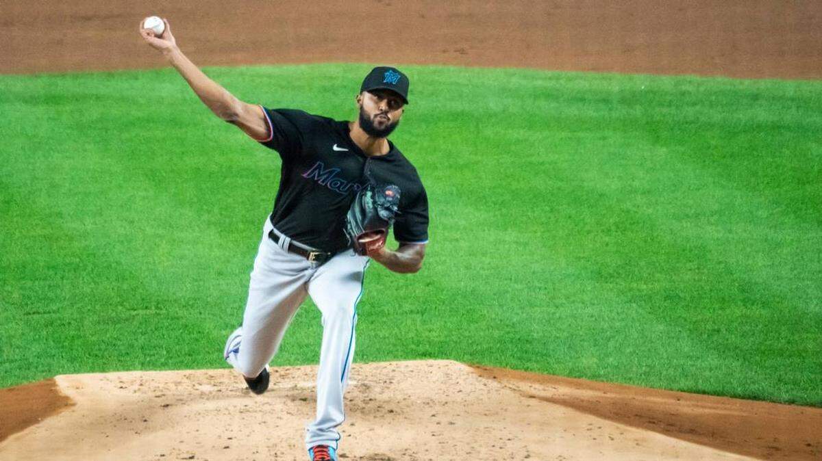 SANDY ALCANTARA lanza en la primera entrada del juego contra los Yankees el 25 de septiembre en Nueva York.