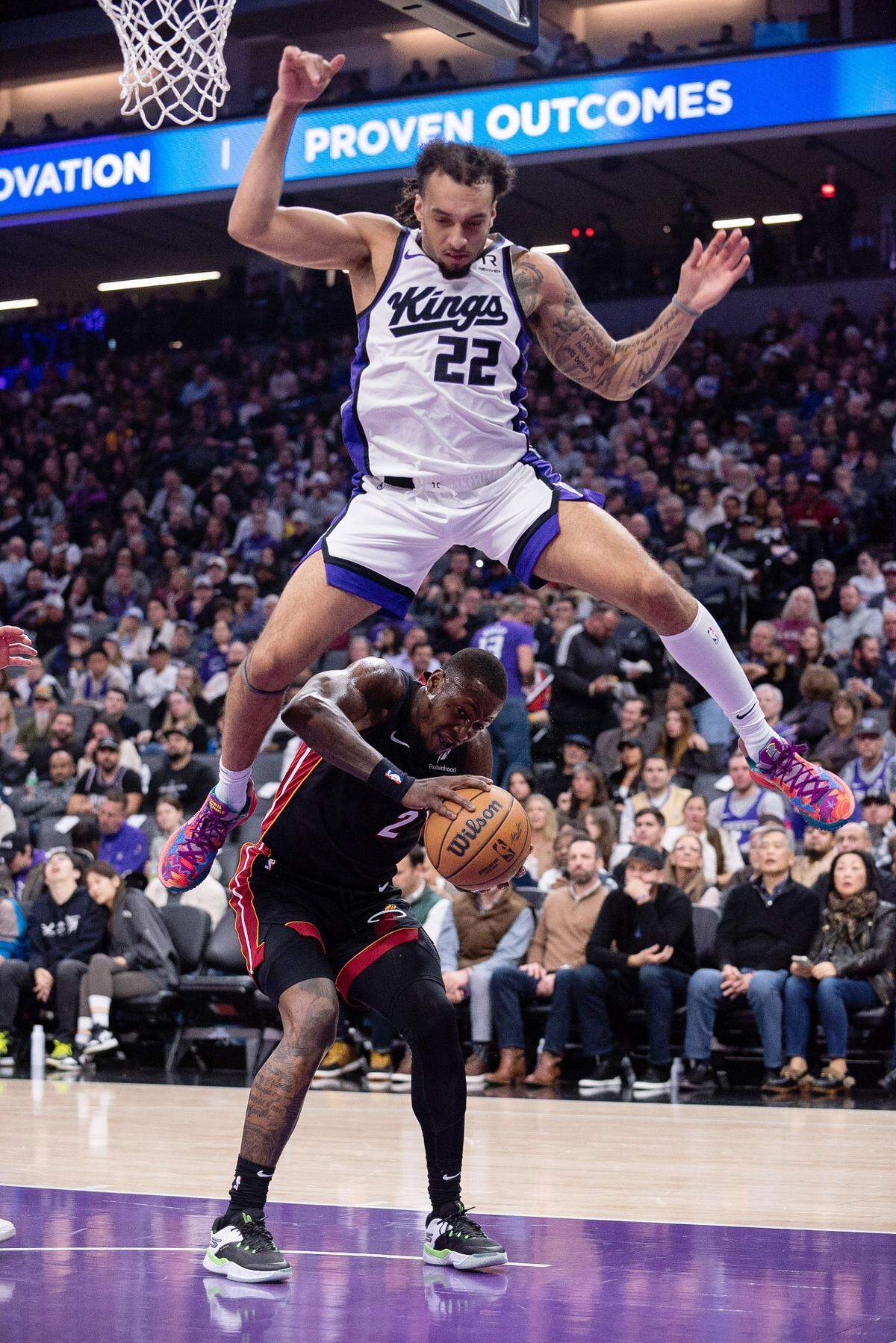El jugador de los Kings Devin Carter (22) salta sobre Terry Rozier, del Heat de Miami, en el partido celebrado el 6 de enero de 2025 en el Golden 1 Center en Sacramento.