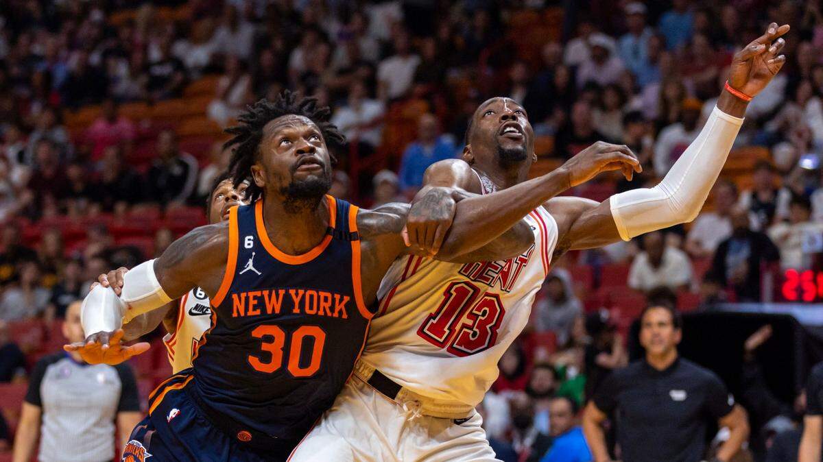 El centro del Heat Bam Adebayo (der.) lucha por la pelota con Julius Randle, de los Knicks de Nueva York, en el partido celebrado el 22 de marzo de 2023 en Miami.