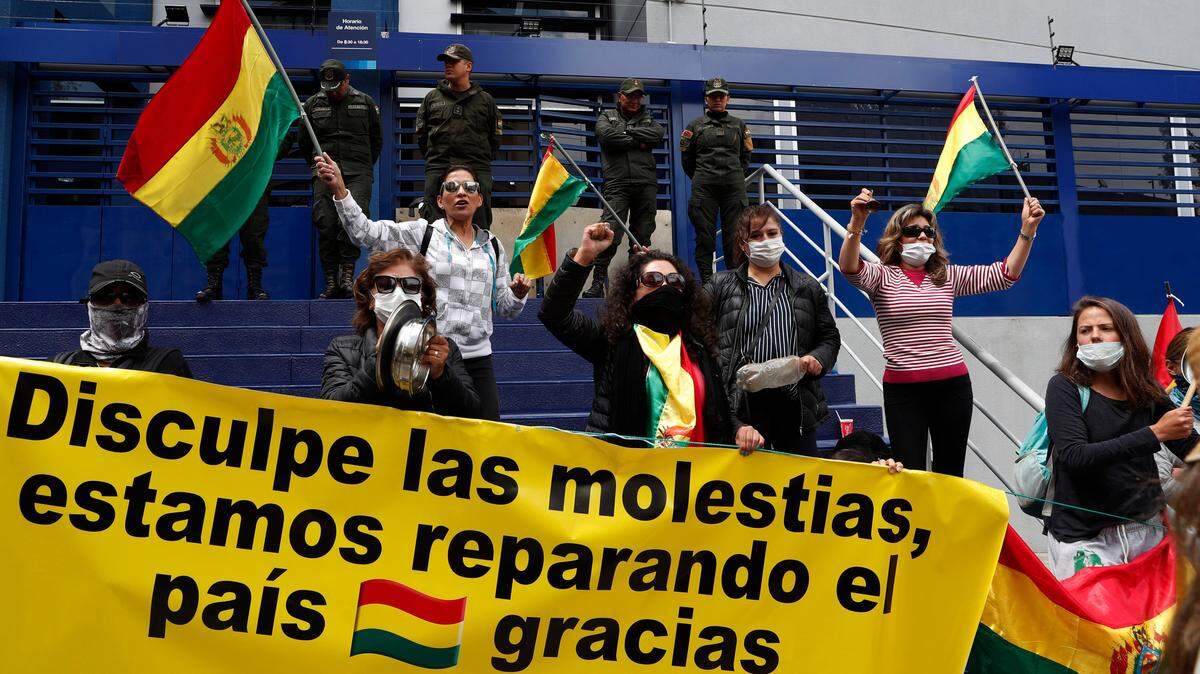 Manifestantes protestan contra la reelección del presidente Evo Morales, el martes 5 de noviembre de 2019, en La Paz, Bolivia.