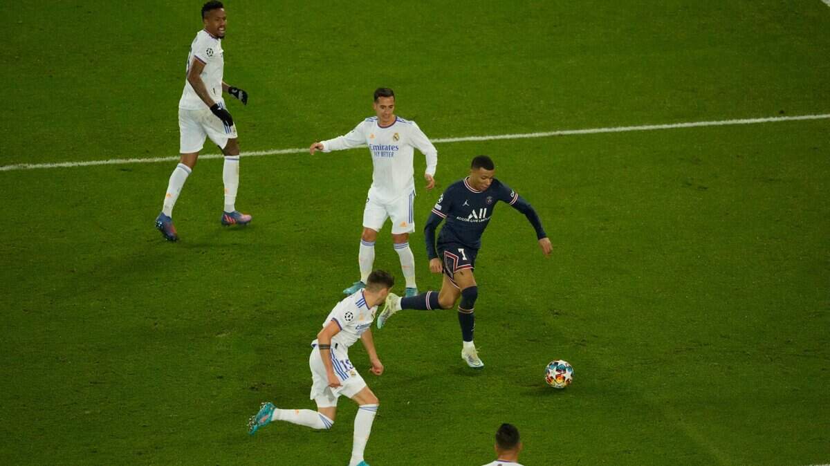 Kylian Mbappé salió otra vez al rescate de su equipo firmando un sensacional gol en los descuentos para que el Paris Saint-Germain derrotase el martes 1-0 al Real Madrid, en la ida de la serie de octavos de final de la Liga de Campeones.
