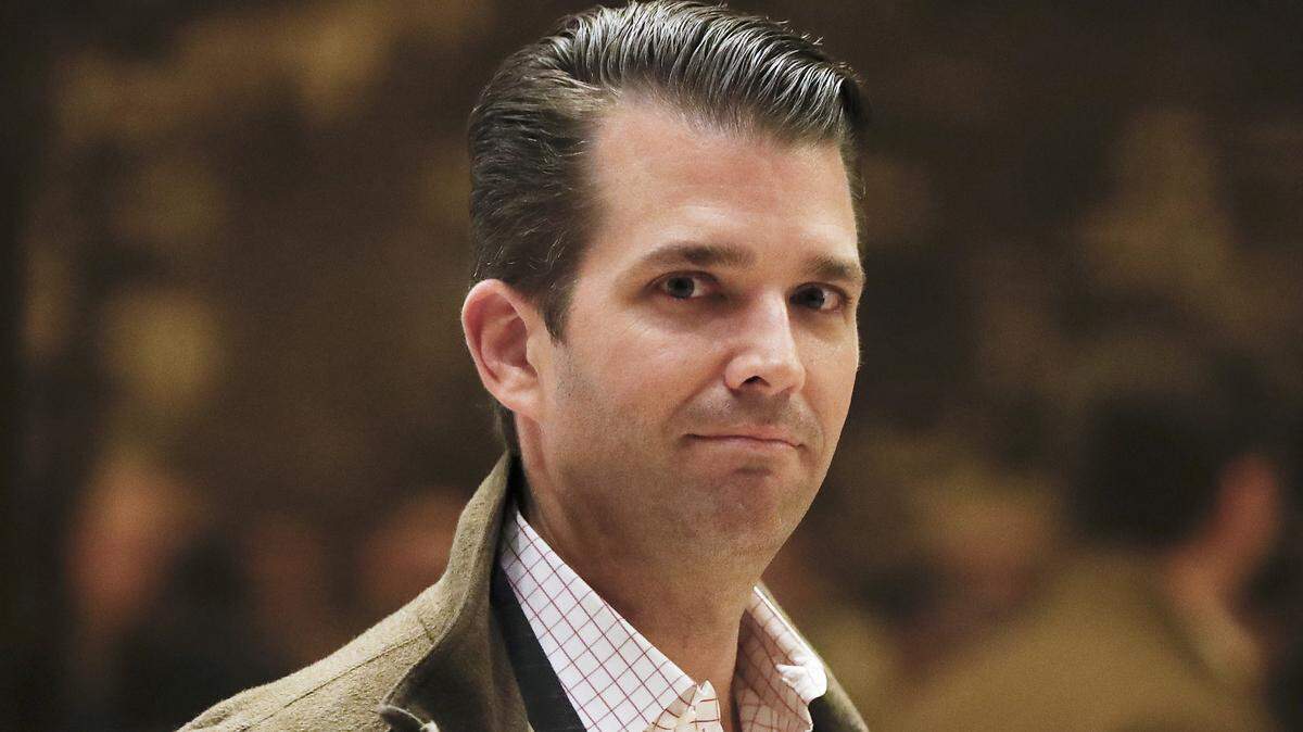 En una foto de archivo del miércoles, 16 de noviembre de 2016, Donald Trump Jr., hijo del presidente electo Donald Trump, camina desde el ascensor en la Torre Trump, en Nueva York. Donald Trump Jr. dijo al Comité Judicial del Senado que no podía recordar si había discutido la investigación de Rusia con su padre, según las transcripciones publicadas el miércoles de su entrevista con el panel.