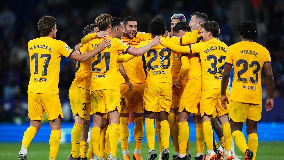 Los jugadores de Barcelona celebran tras derrotar al Espanyol y ganar el título de la liga española, el 14 de mayo de 2023.