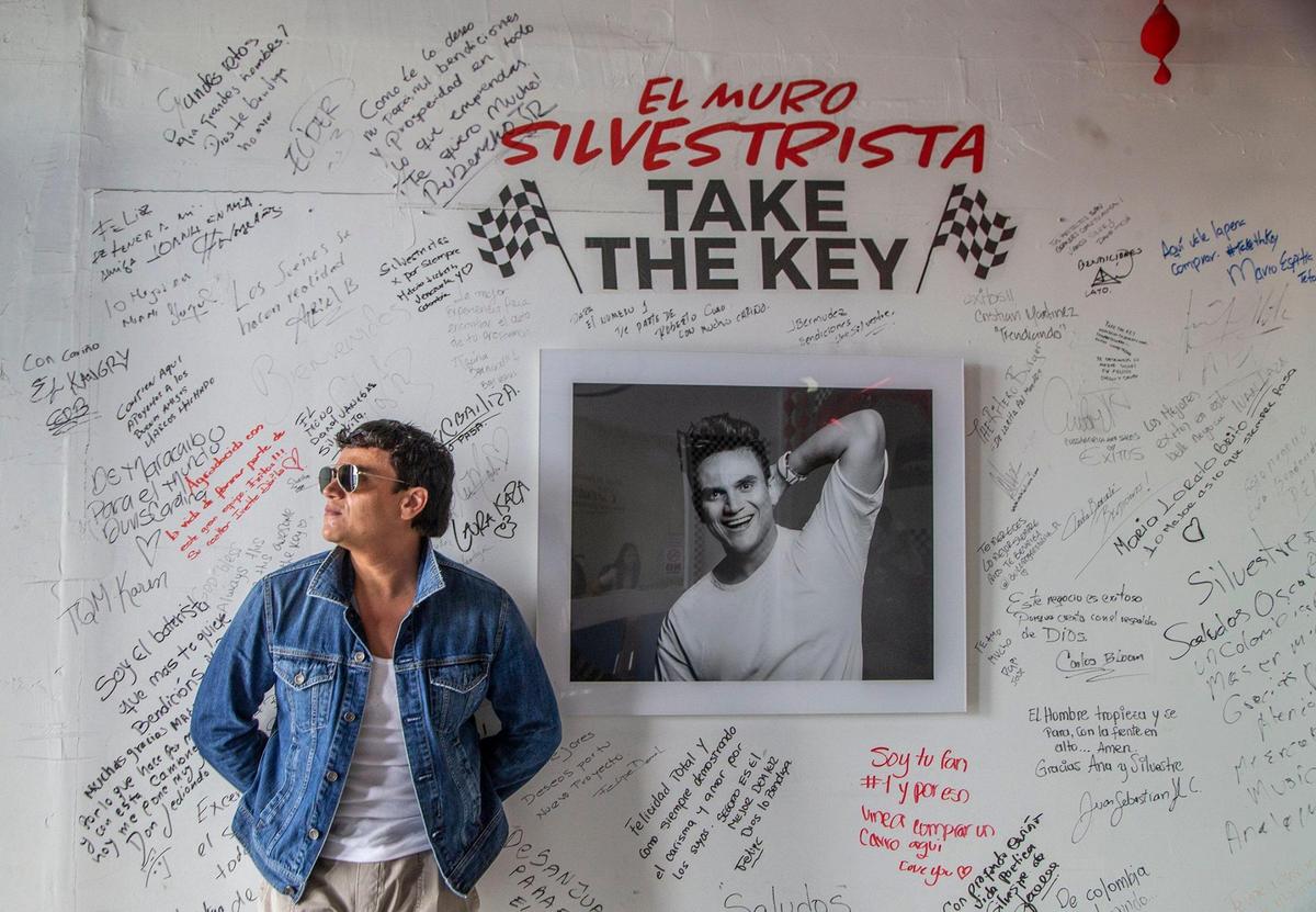 Silvestre Dangond frente al muro donde los clientes de Take the Key dejan sus comentarios, fotografiado el 6 de junio.