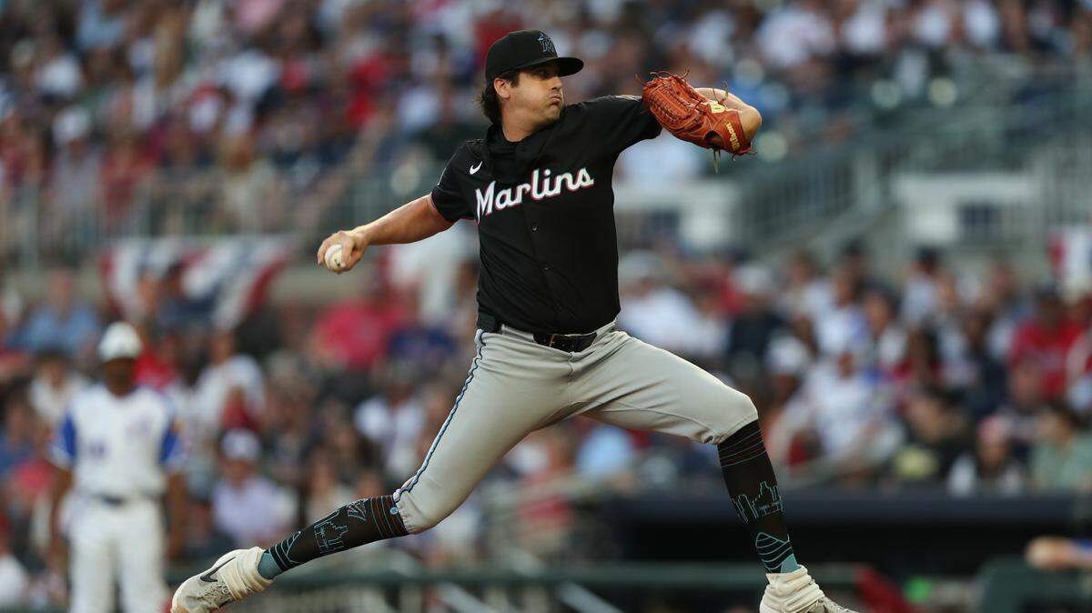 El pitcher de los Miami Marlins, Cal Quantrill (47), lanza contra los Atlanta Braves en la primera entrada en el Truist Park., el 5 de abril de 2025; Cumberland, Georgia.