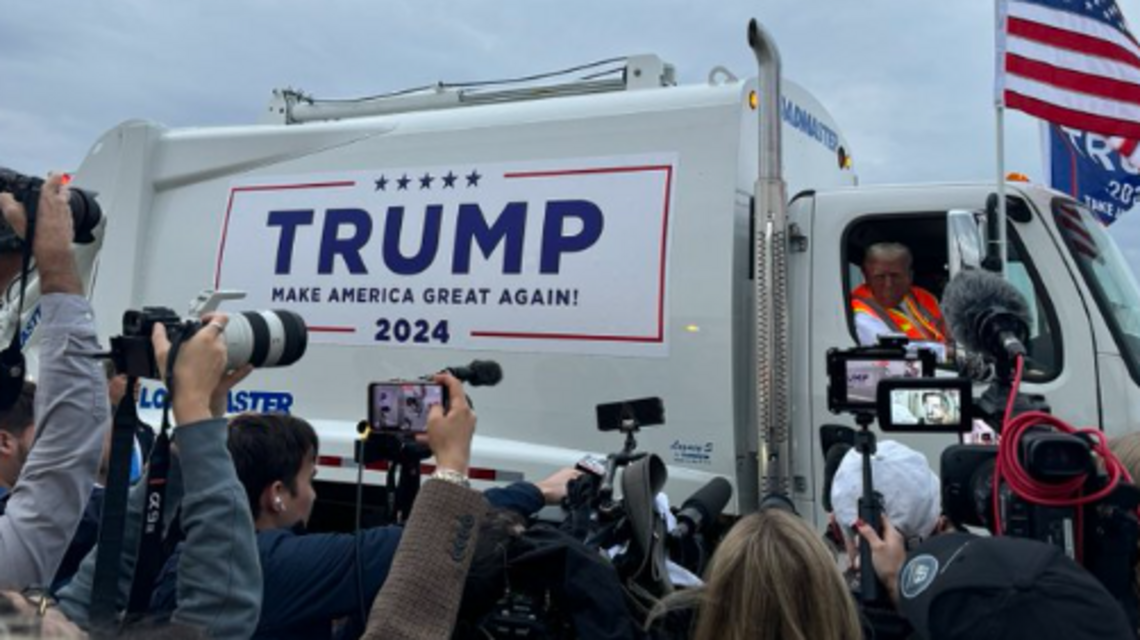 Trump se sube a un camión de basura en protesta por desliz de Biden sobre sus seguidores