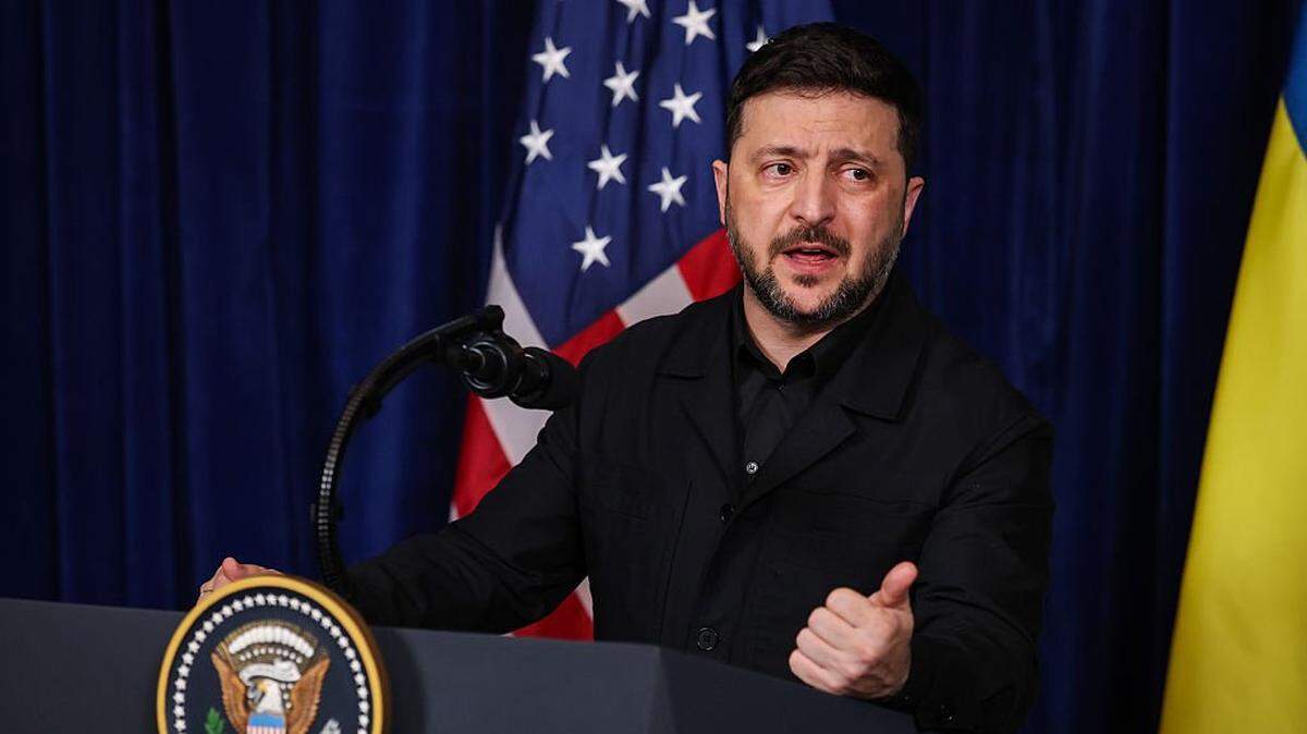 PALM BEACH, FLORIDA - DECEMBER 28: Ukrainian President Volodymyr Zelensky speaks during a press conference with U.S. President Donald Trump following their meeting at Trump's Mar-a-Lago club on December 28, 2025 in Palm Beach, Florida. Trump invited Zelensky to his private club to work on the U.S. proposed peace plan to end the war in Ukraine as the conflict approaches four years since the sudden full-scale invasion by Russia on February 24, 2022. (Photo by Joe Raedle/Getty Images)