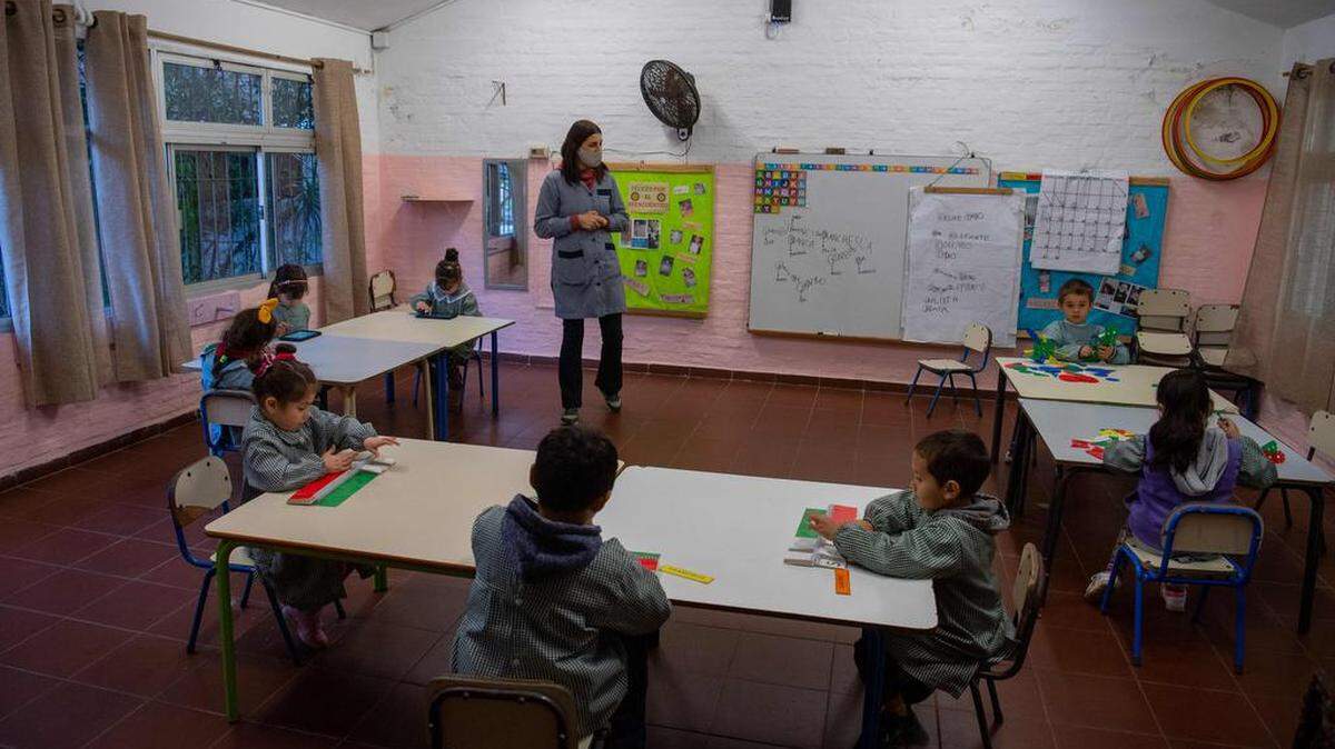Una maestra habla con los alumnos durante una clase en una escuela pública de Montevideo, en medio de la pandemia del nuevo coronavirus COVID-19, el 11 de agosto de 2020.