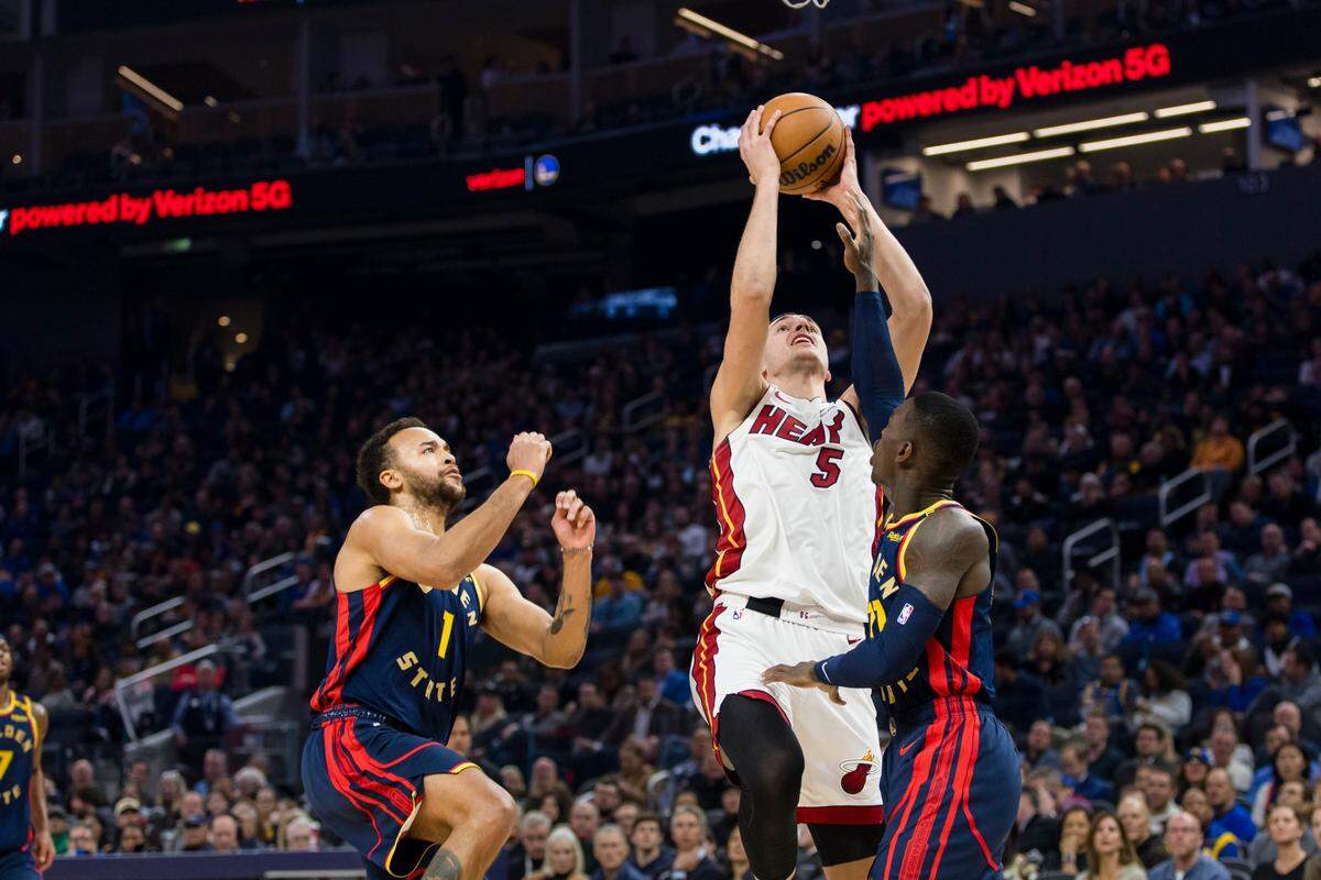 El jugador del Heat de Miami Nikola Jovic entra al aro ante la defensa de los Warriors de Golden State, en el partido celebrado el 7 de enero de 2025 en San Francisco.
